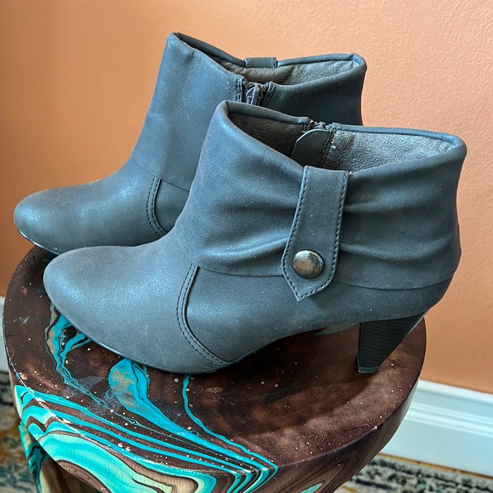 Brand new Mudd brand ankle booties